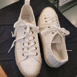 Maurices Faith White Platform Sneaker. Size 9